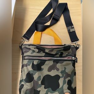 Shorty Love Crossbody bag medium green camo